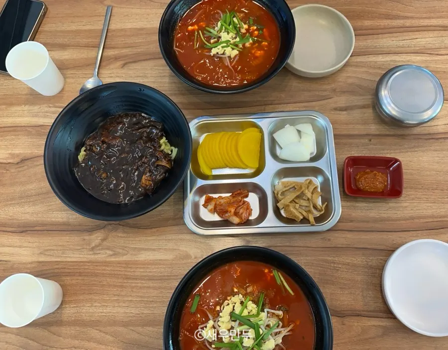 Menu board listing prices for chicken jjamppong and side jajangmyeon