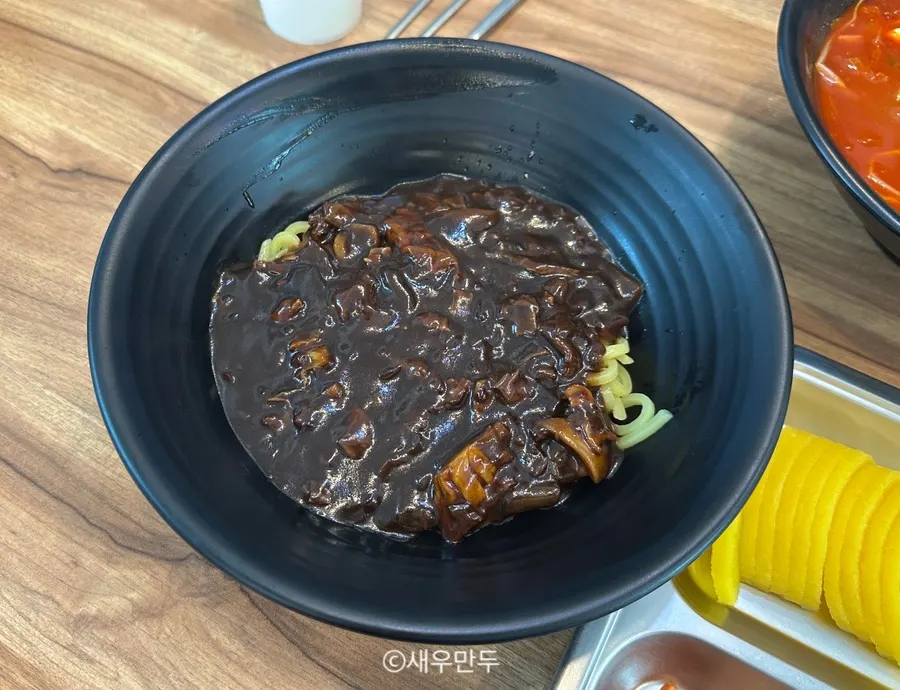 A bowl of side jajangmyeon served first