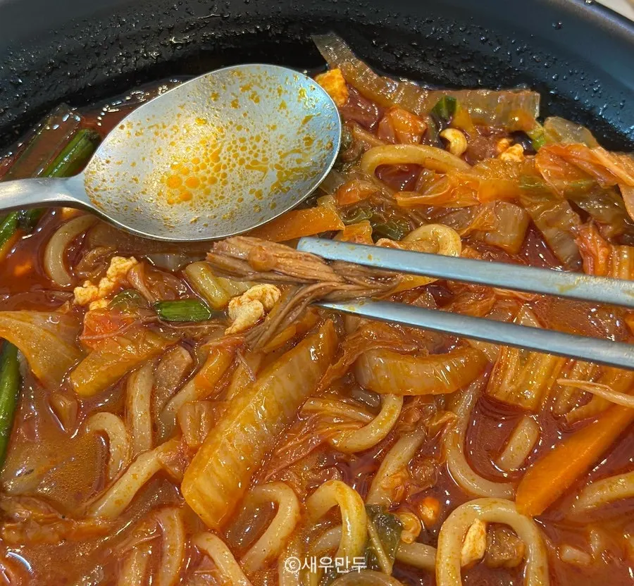 Chicken and vegetables packed inside the chicken jjamppong