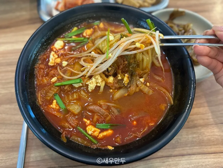 Chewy jjamppong noodles soaked in rich broth