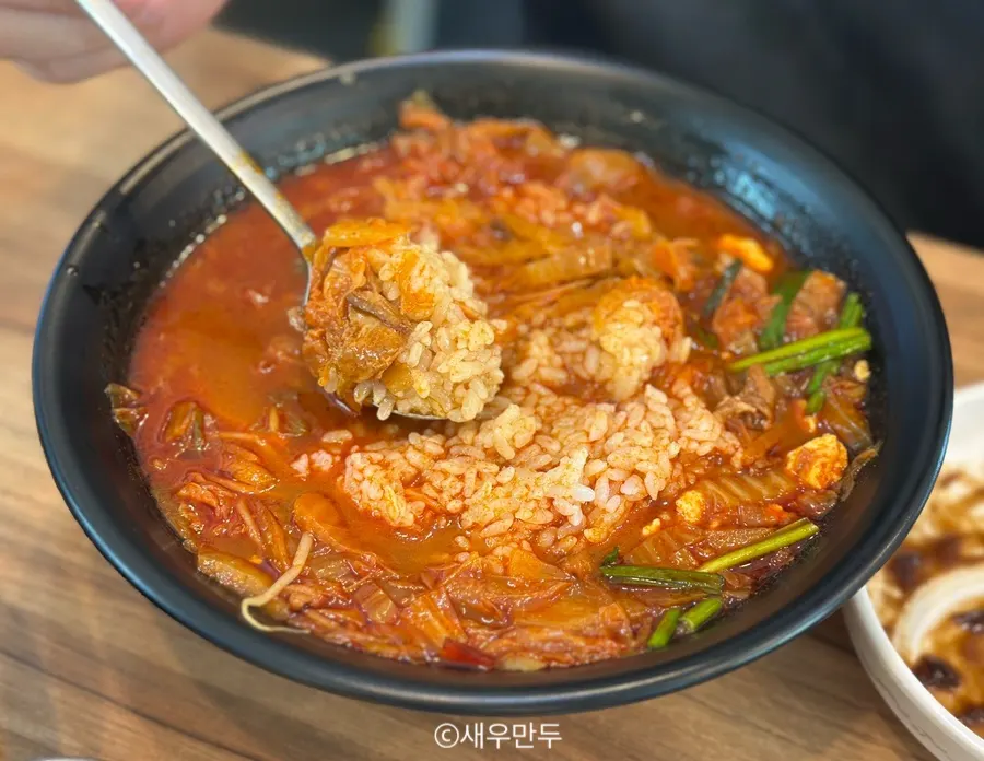 Close-up of the low-oil chicken jjamppong broth