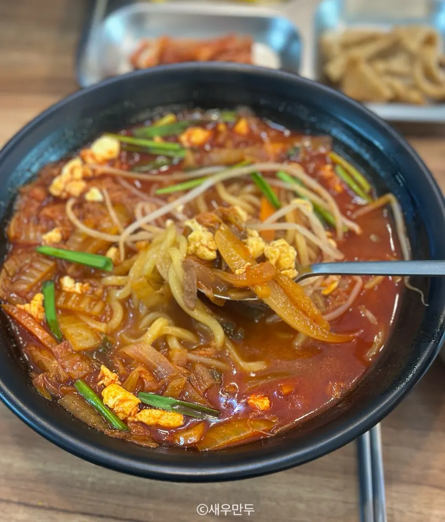 Chicken jjamppong and side jajangmyeon set together on the table