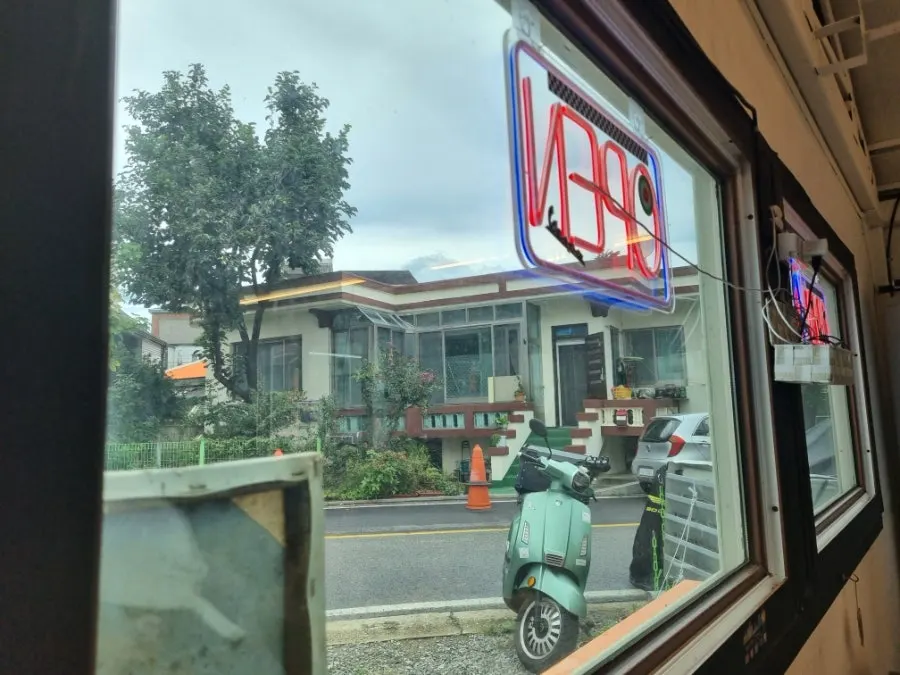 A street view of Yangyang seen through the window