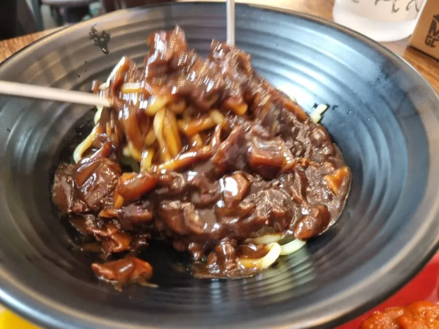 The side jajangmyeon arriving first