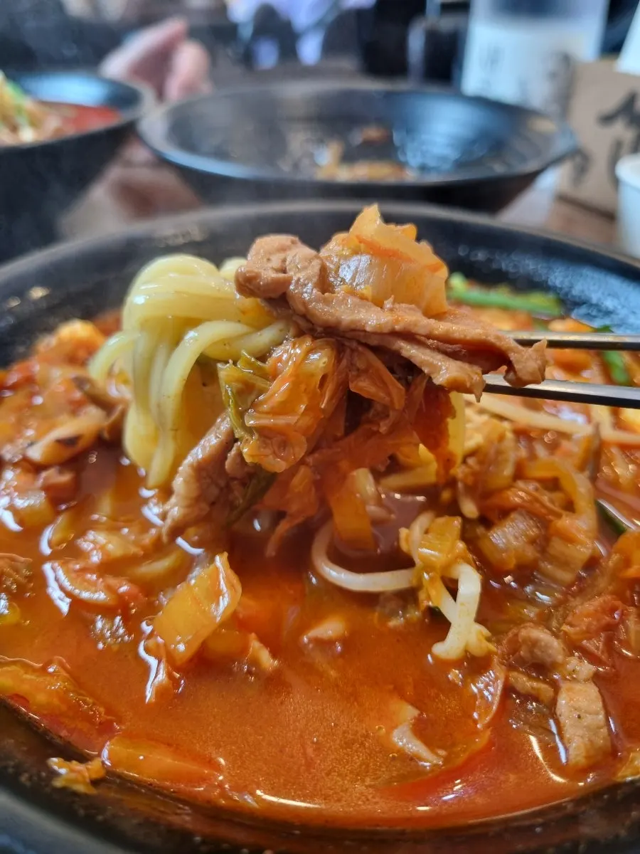 Lifting up noodles from the chicken jjamppong