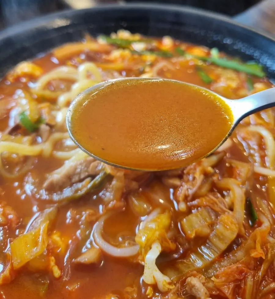 The sharply spicy chicken jjamppong broth