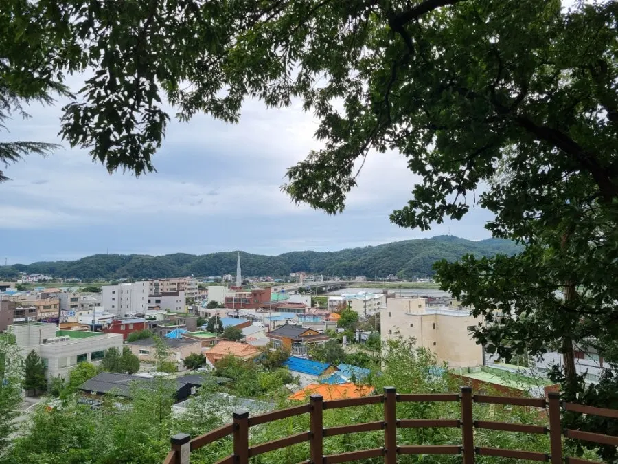 The neighborhood around the restaurant after the meal