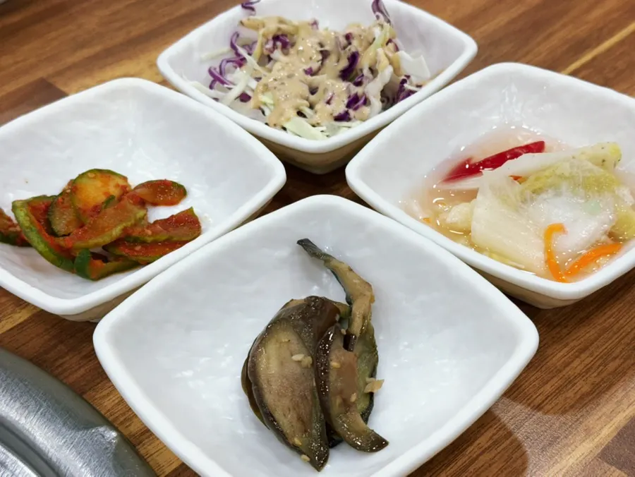 Yeoyejeong charcoal-grilled meat table spread