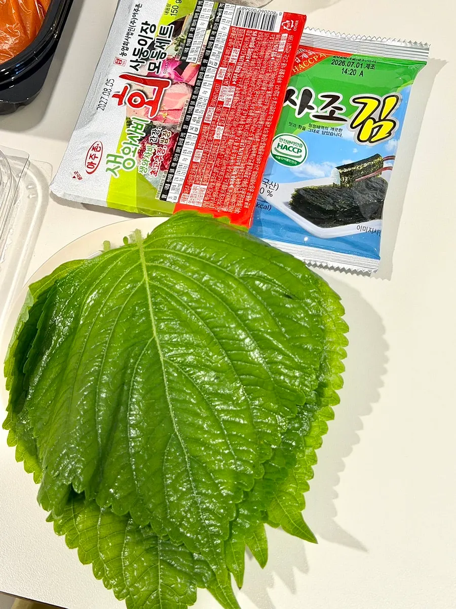 Thick-cut sashimi served without radish filler