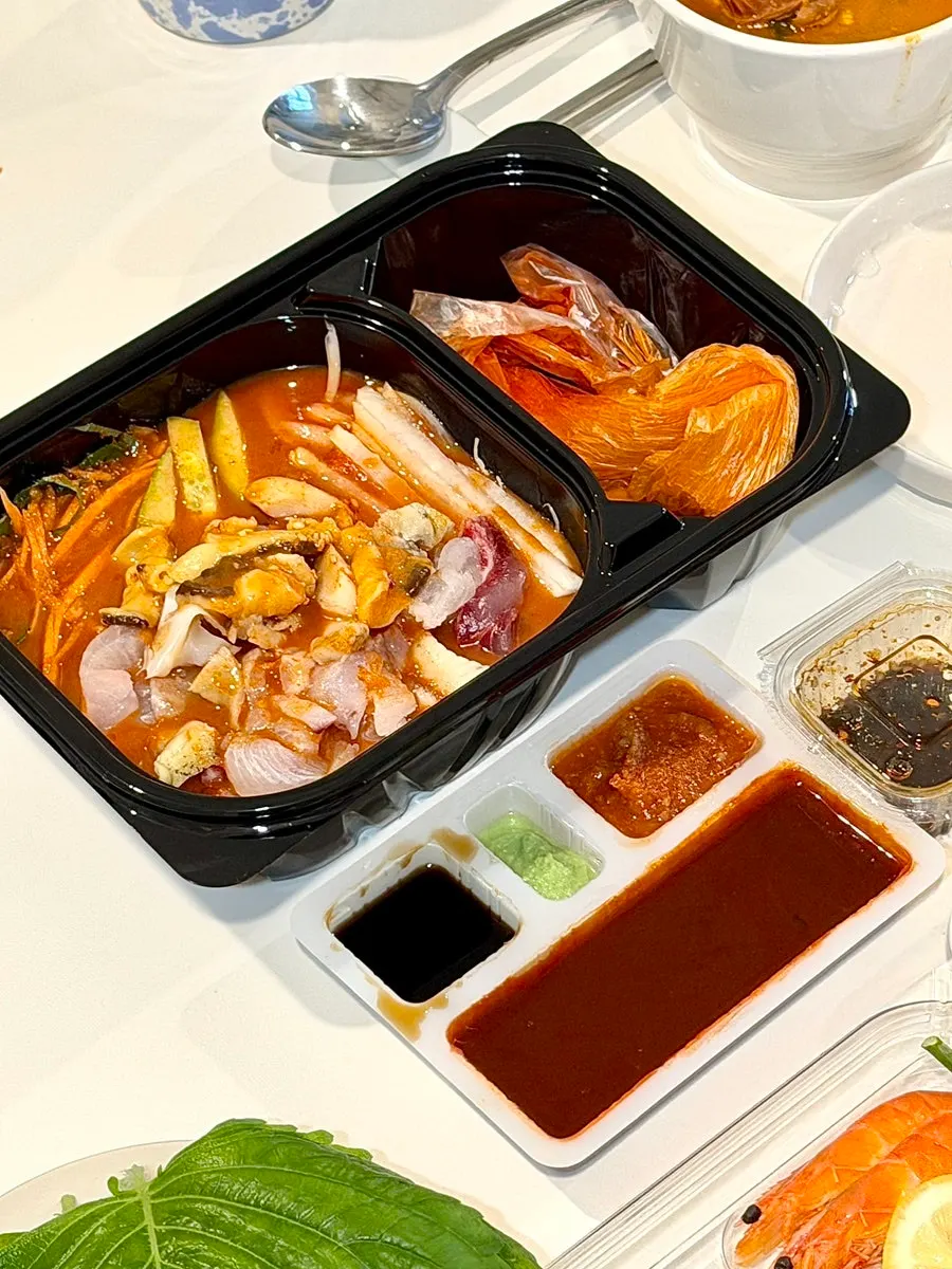 Mulhoe loaded with seafood and sashimi