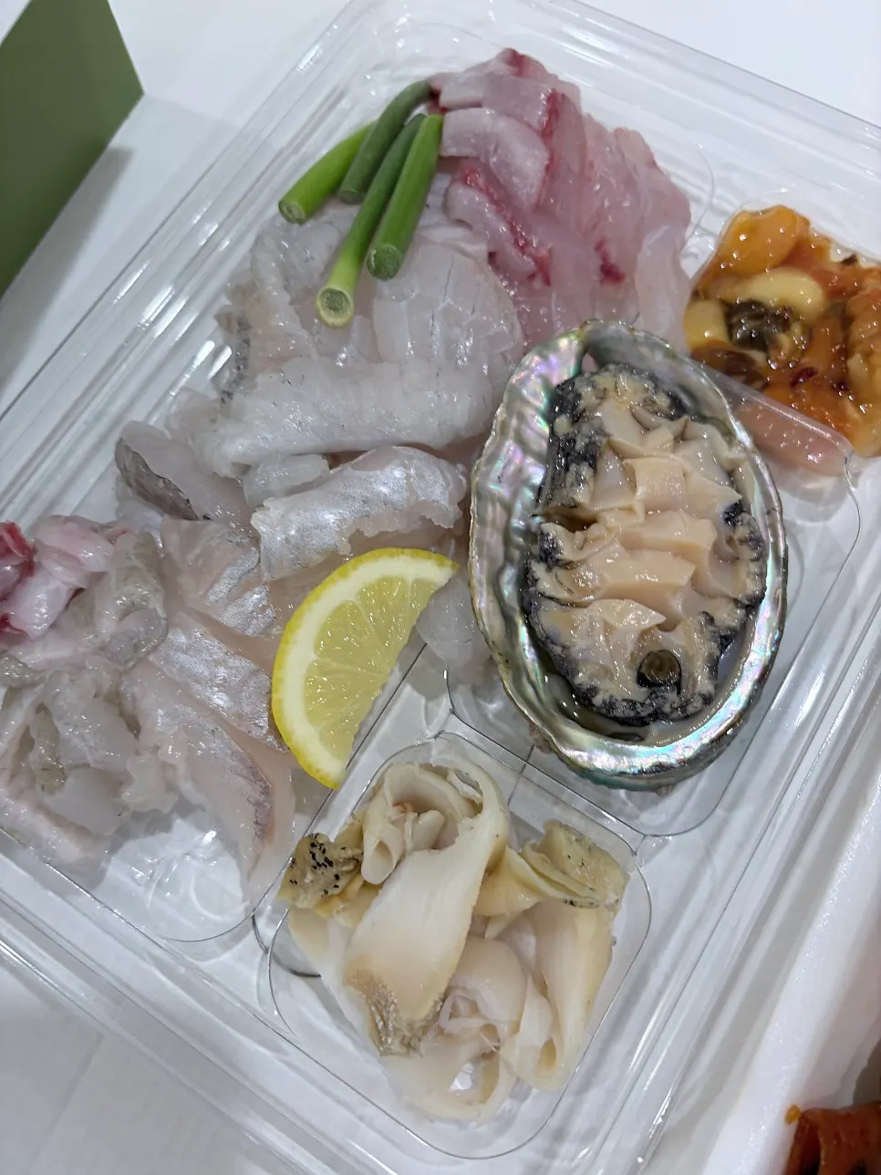 Assorted sashimi with a satisfying thick-cut texture