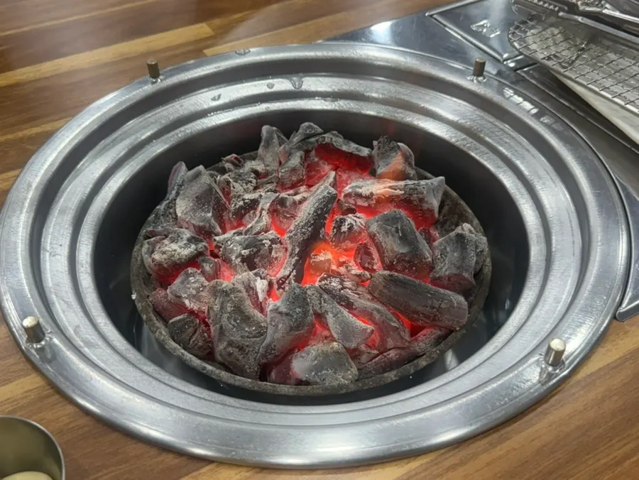 테이블에 올려진 여여정 숯불