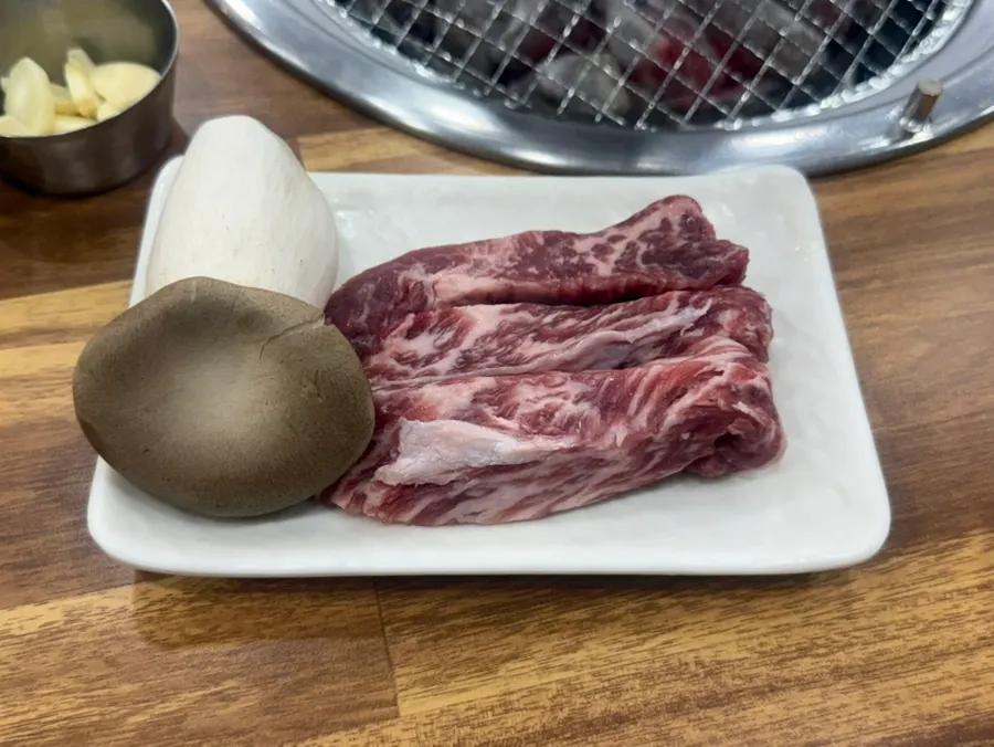 접시에 담긴 여여정 꽃갈비살