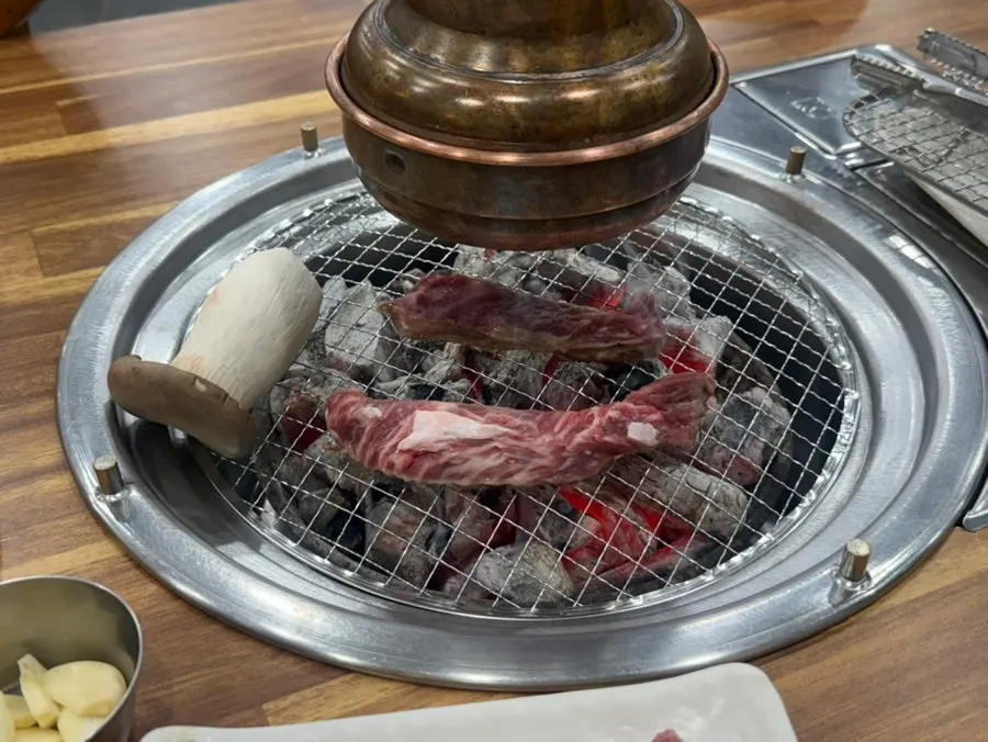 숯불에서 구워지는 꽃갈비살