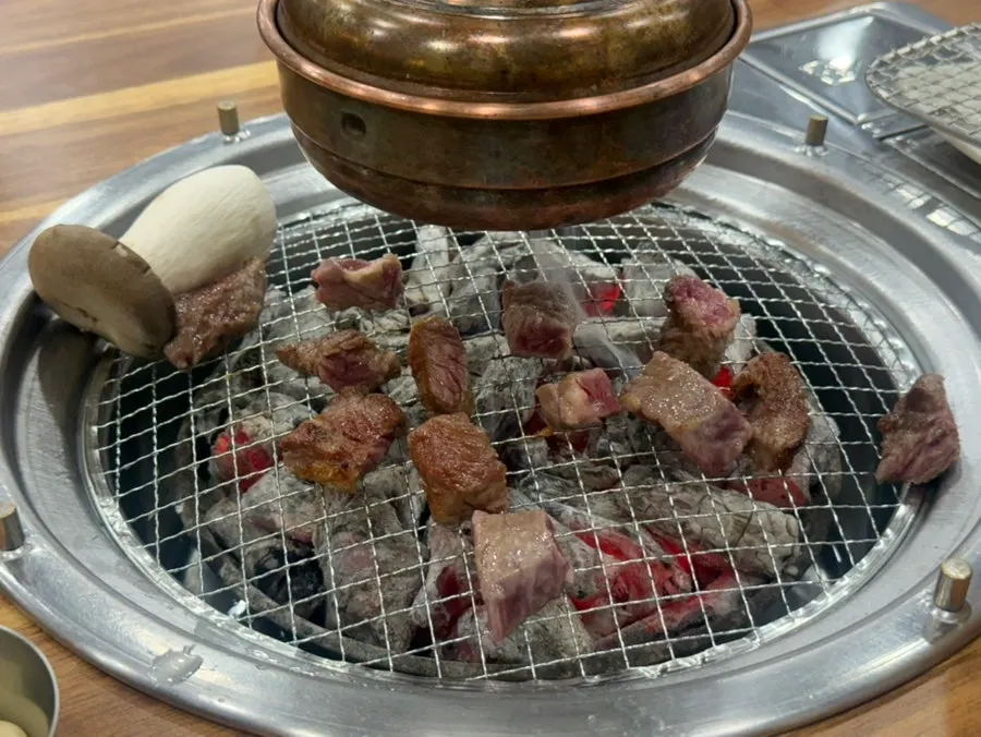 고기와 함께 구워지는 버섯