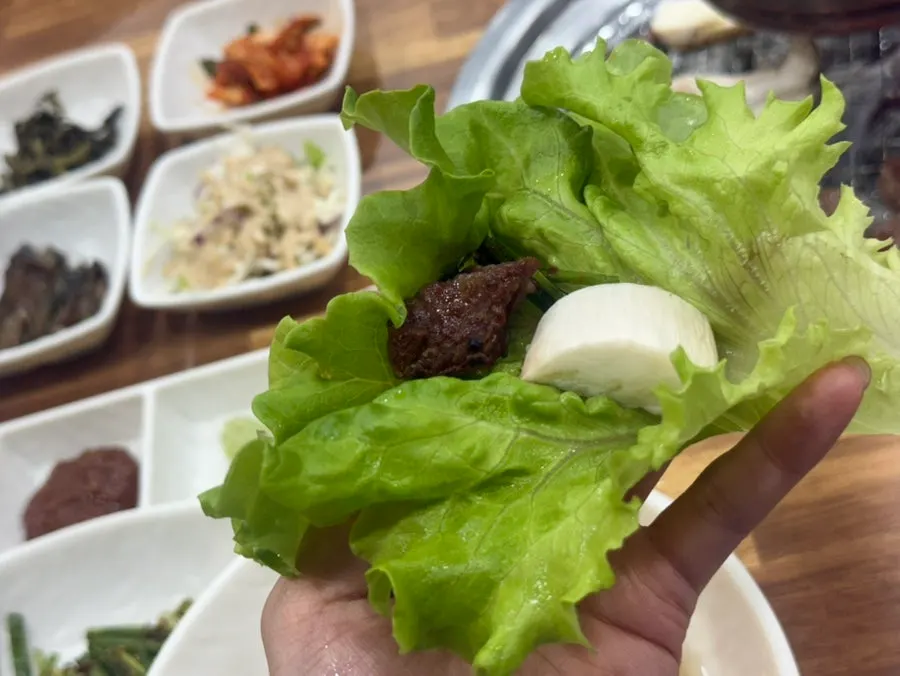 상추에 올린 여여정 꽃갈비살