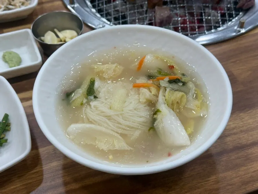 고기와 반찬을 함께 담은 한 접시