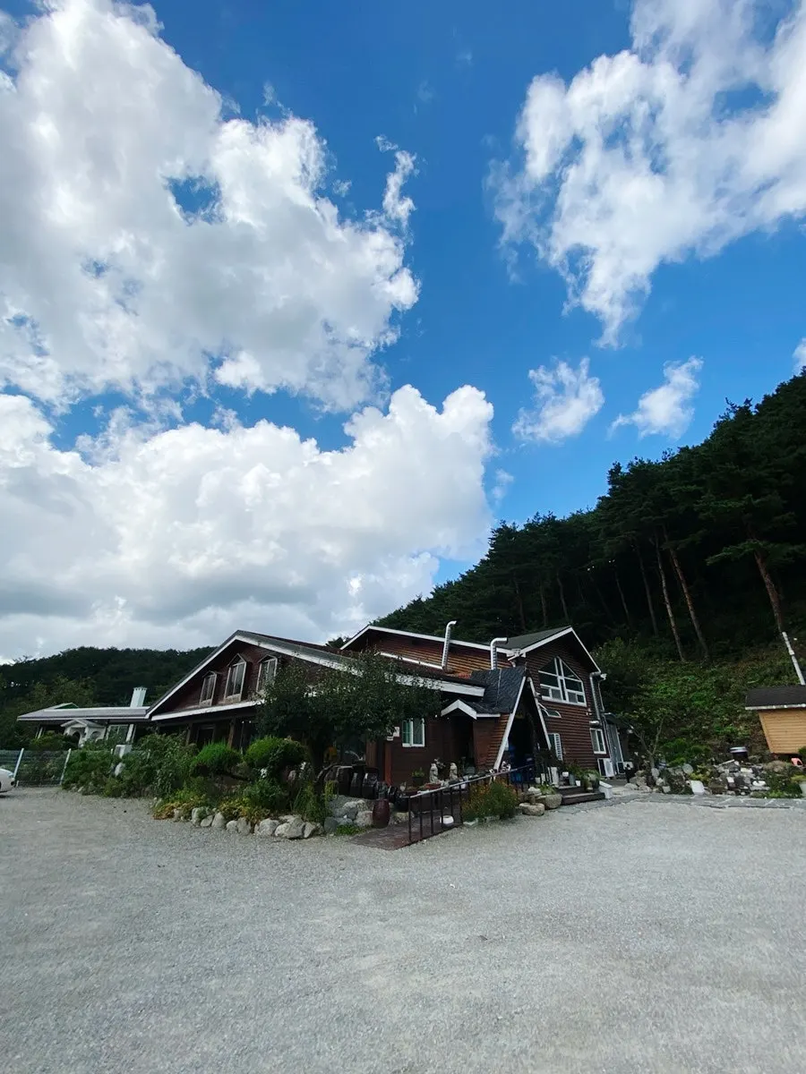 The spacious open parking lot in front of Yeoyejeong