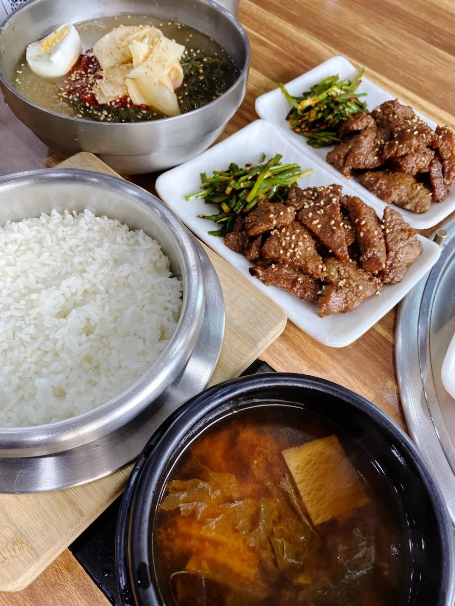 Yeoyejeong's meat pot rice topped with special galbi-sauce marinated pork