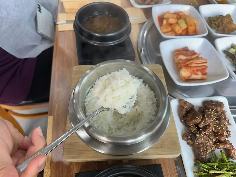 공기에 덜어낸 넉넉한 솥밥 양