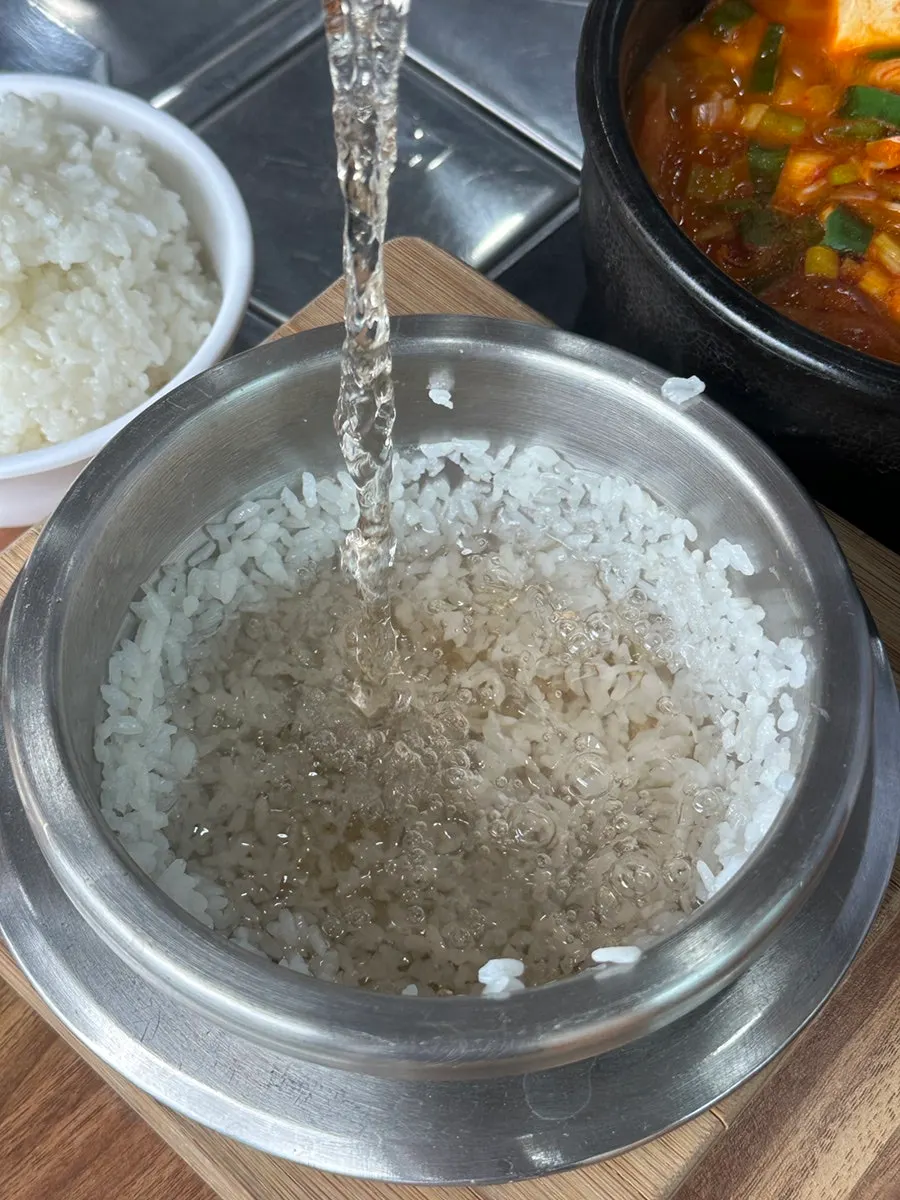 밥을 덜고 남은 솥과 반찬