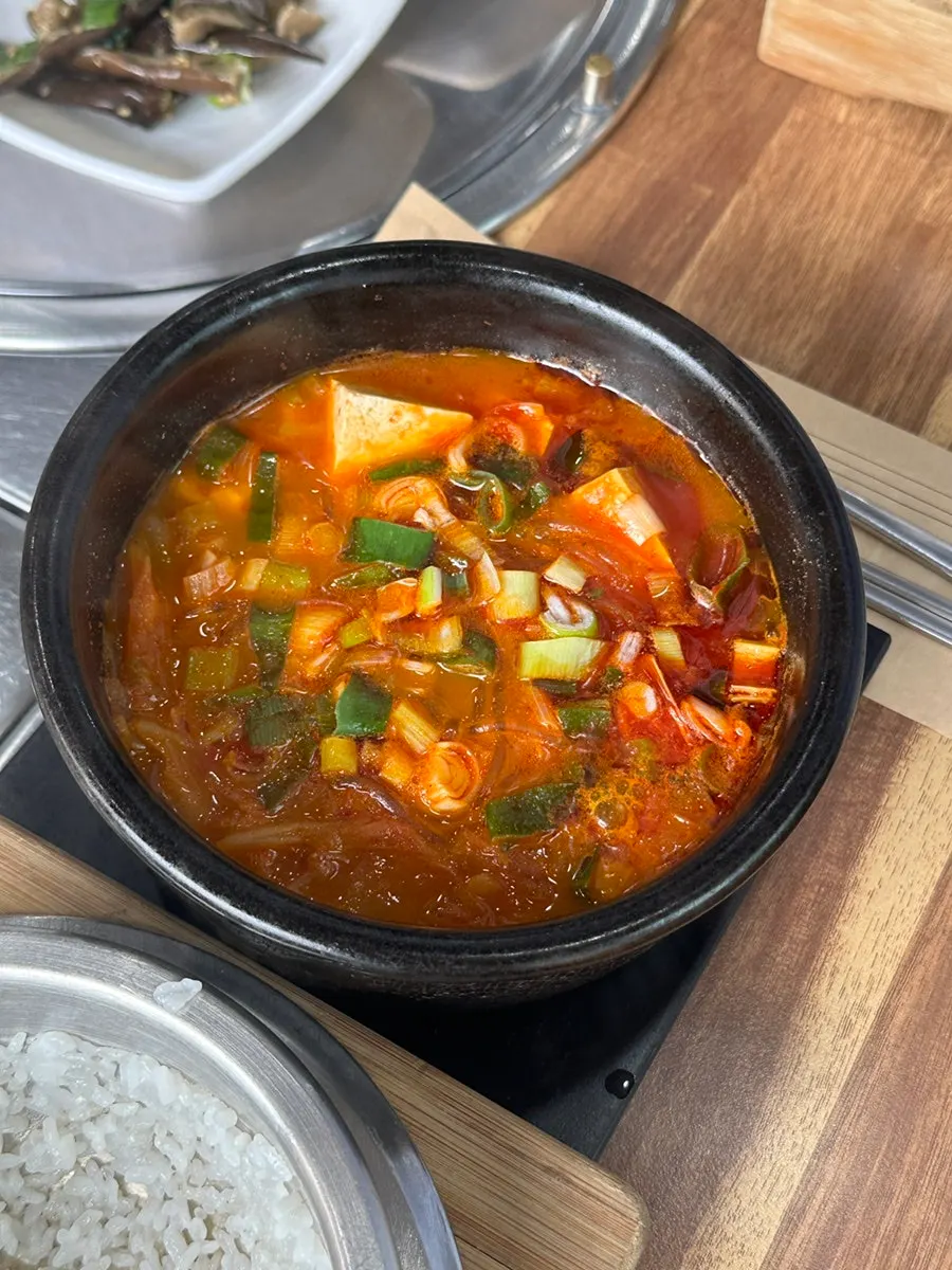뜨거운 물을 부어 만든 솥밥 누룽지