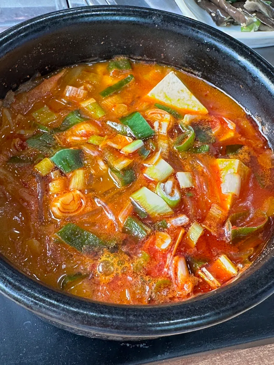 두부와 야채가 든 여여정 김치찌개