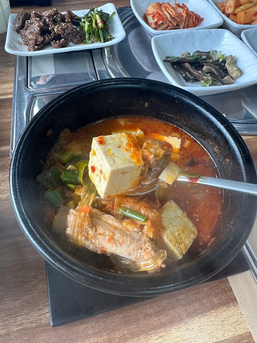 칼칼한 김치찌개 한 국자