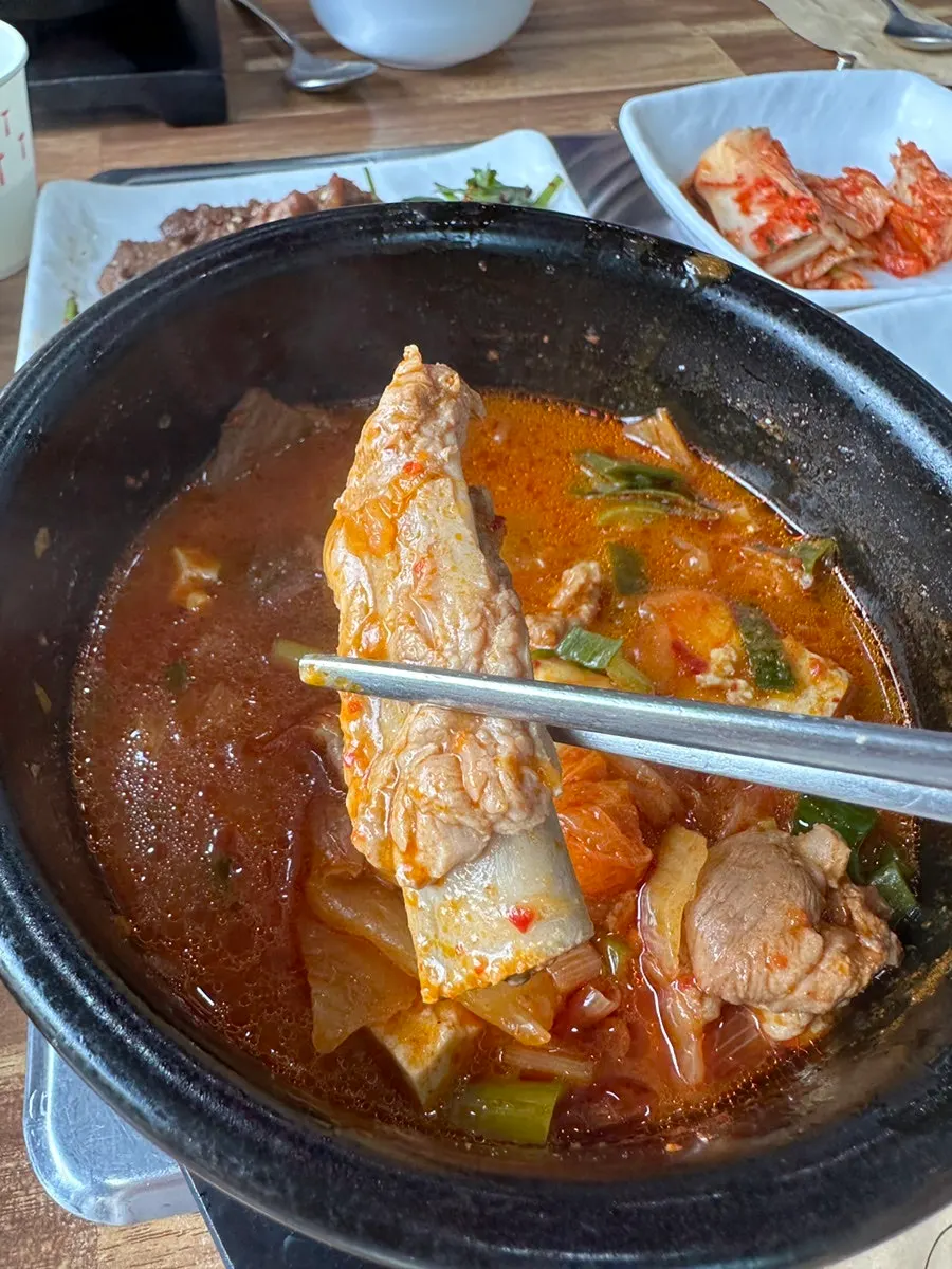 김치찌개 속 고기 건더기