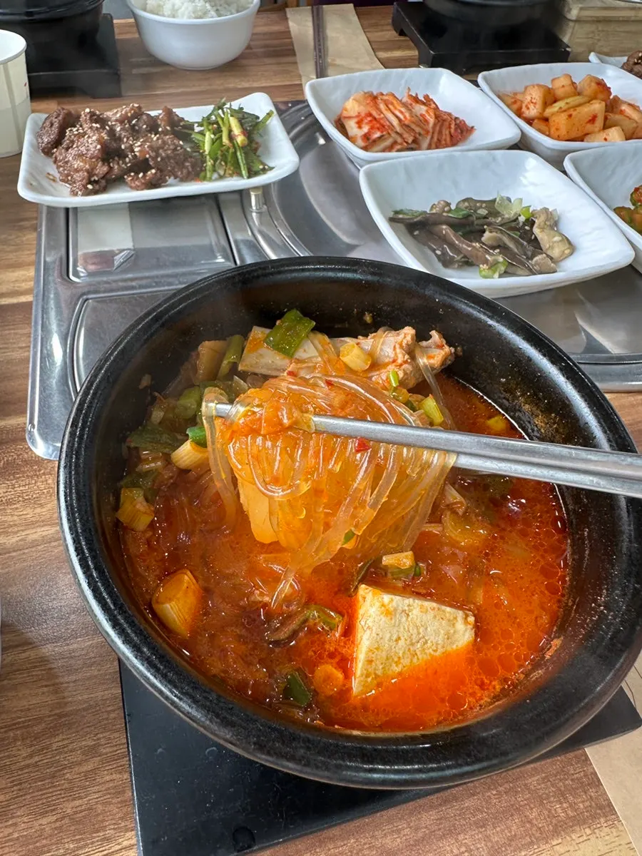 김치찌개와 솥밥을 함께 담은 그릇