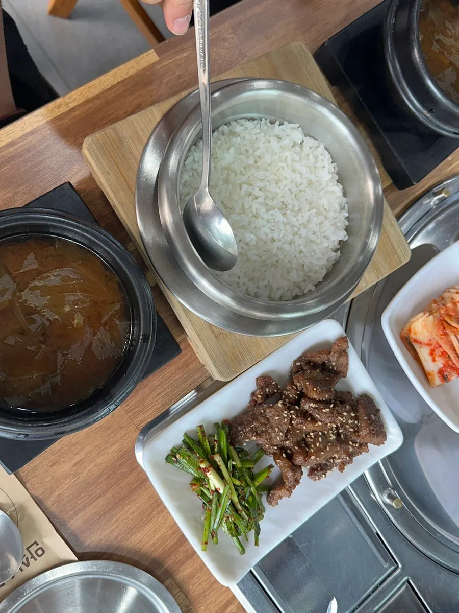 당면이 들어간 김치찌개와 밥 한 숟갈