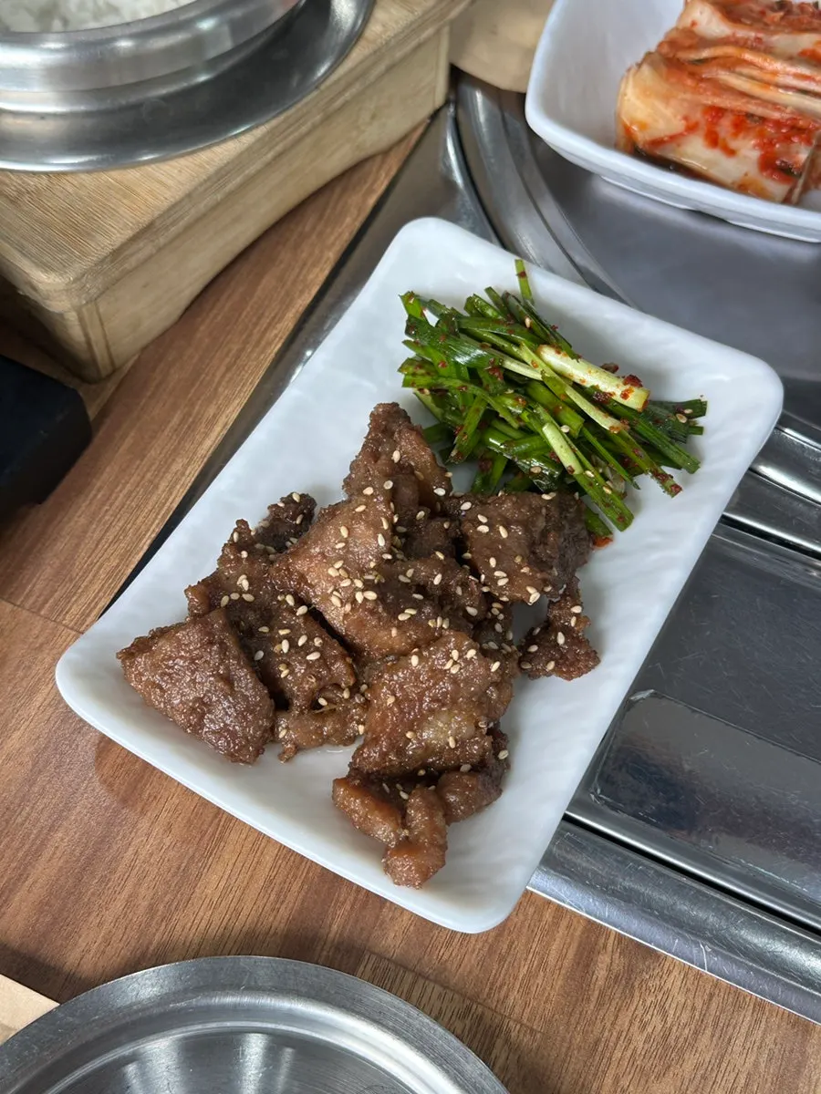 양념돼지갈비와 된장찌개가 나오는 고기솥밥