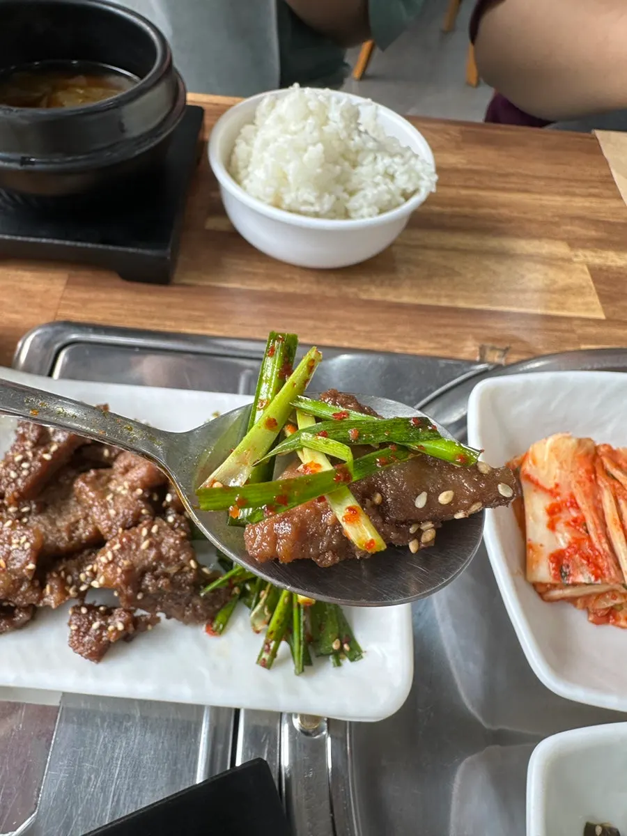 양념돼지갈비와 곁들인 부추무침