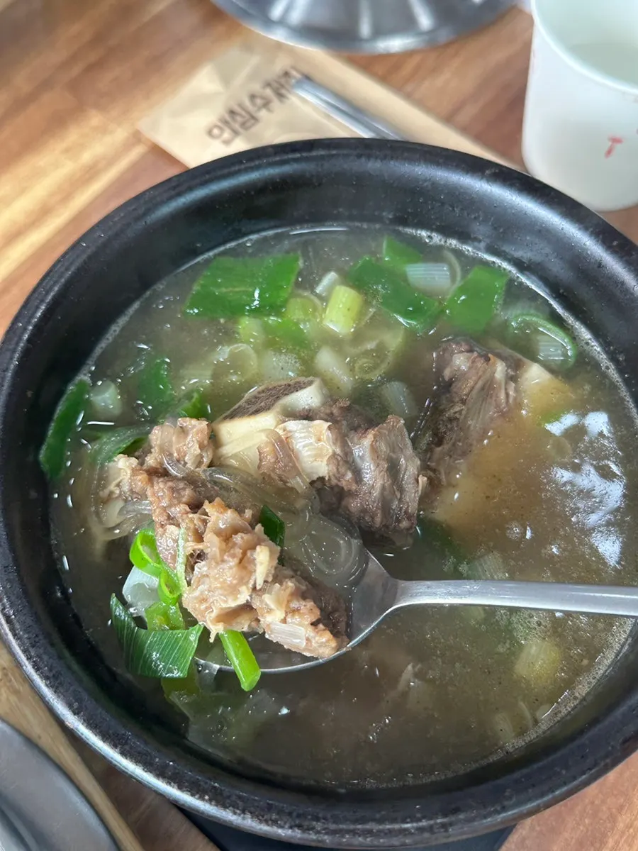 맑은 국물의 여여정 갈비탕솥밥