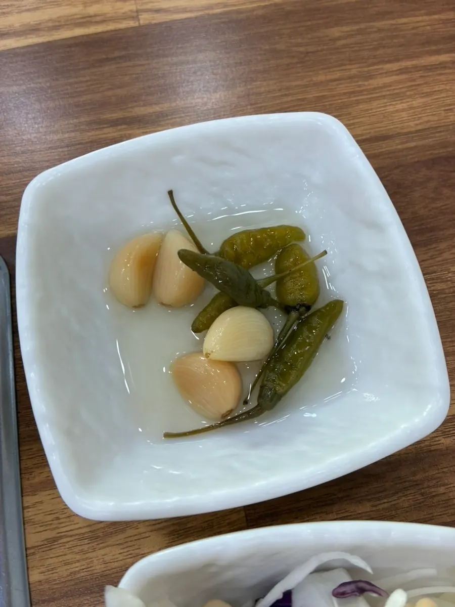 盛着自制大酱的餐桌摆盘
