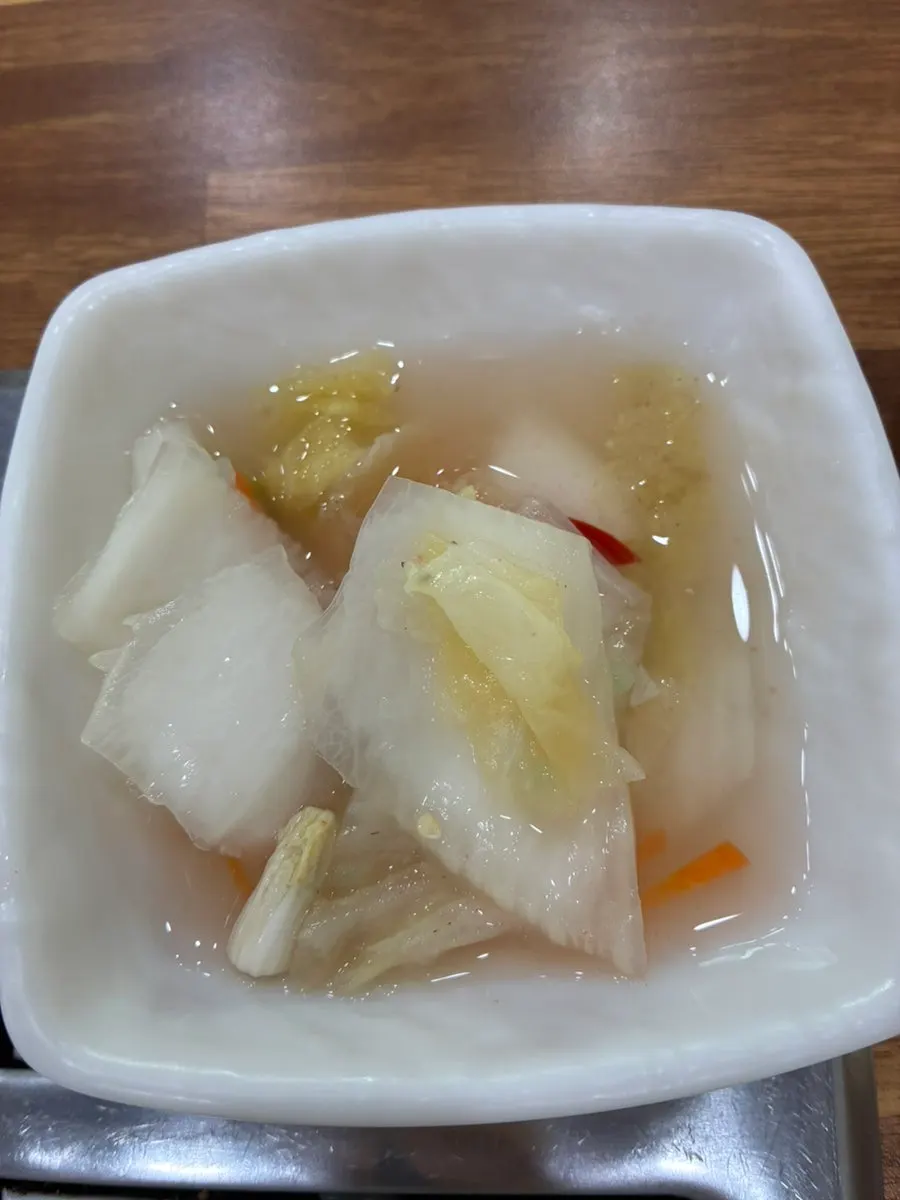 包含蒜辣椒腌菜的小菜