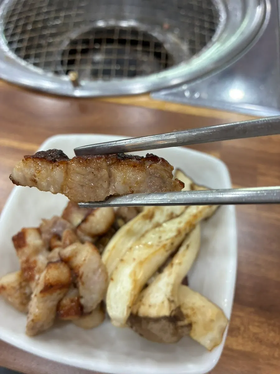 炭火烤五花肉和小菜