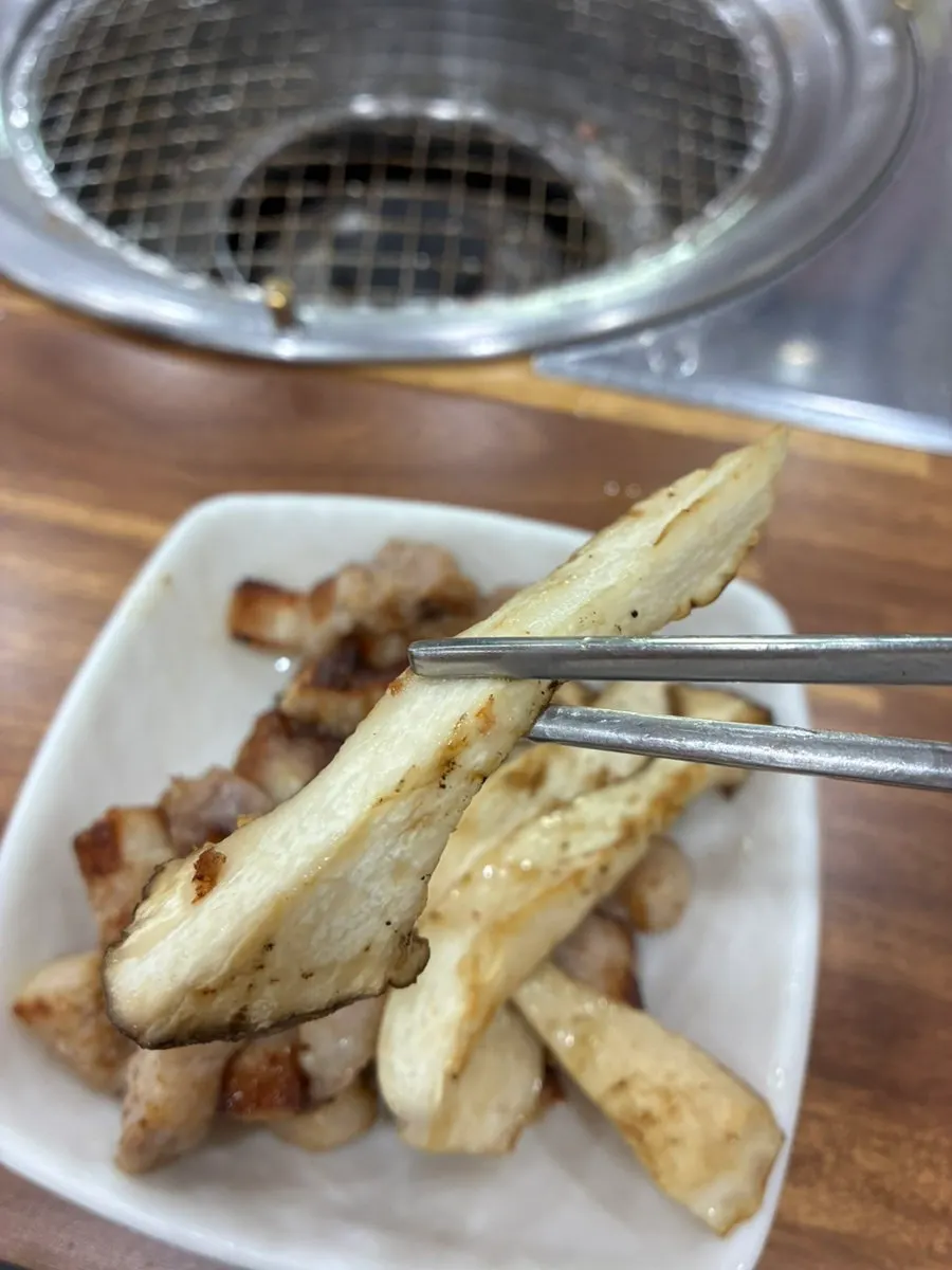 搭配白泡菜和腌菜的五花肉