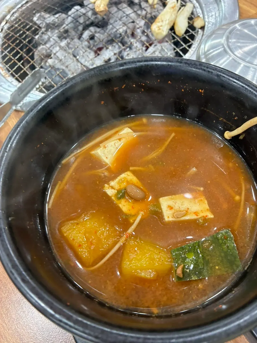 用生菜包和芥末吃的五花肉