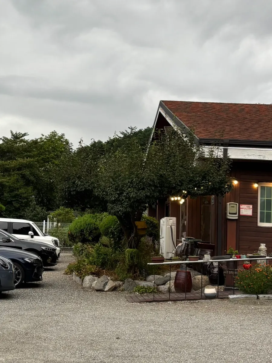 Spacious parking lot in front of Yeoyejeong