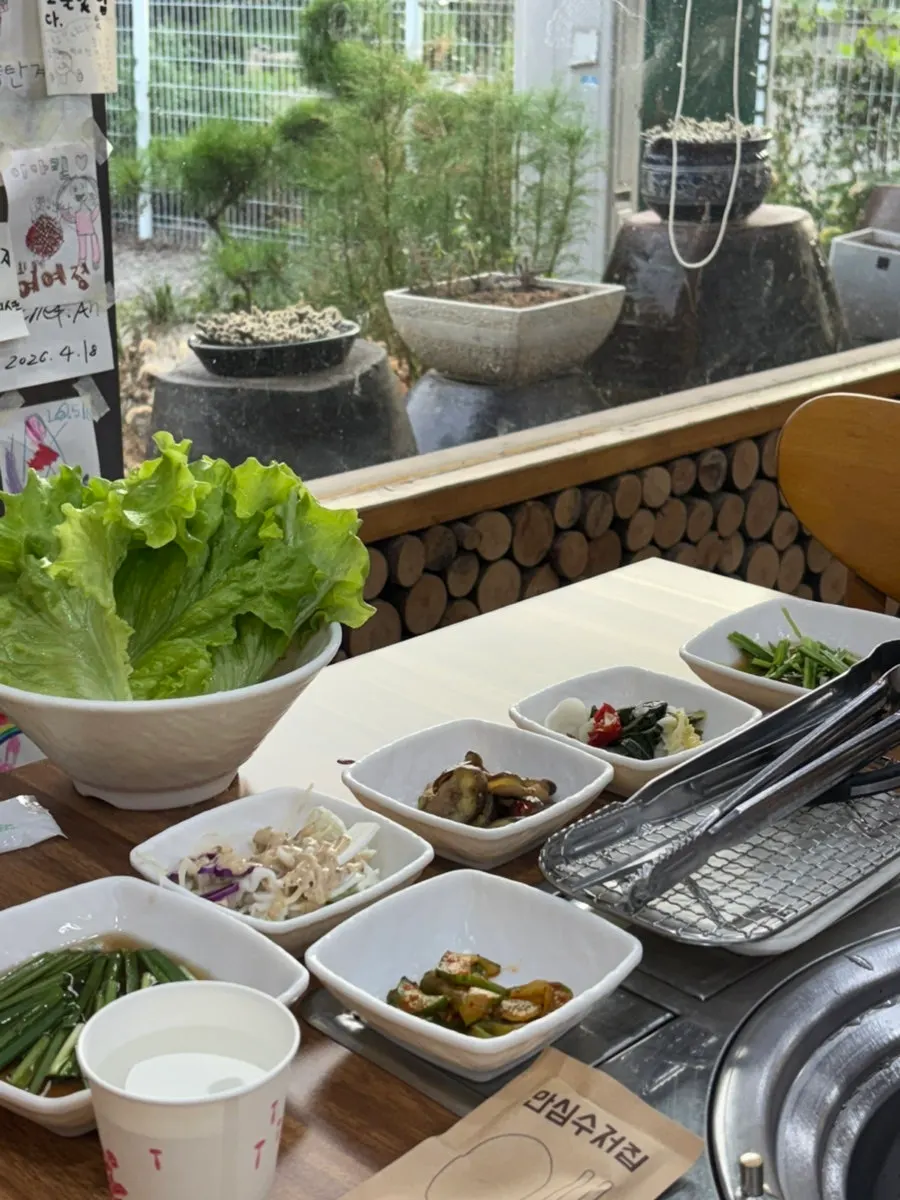 Full table setting of Yeoyejeong's side dishes