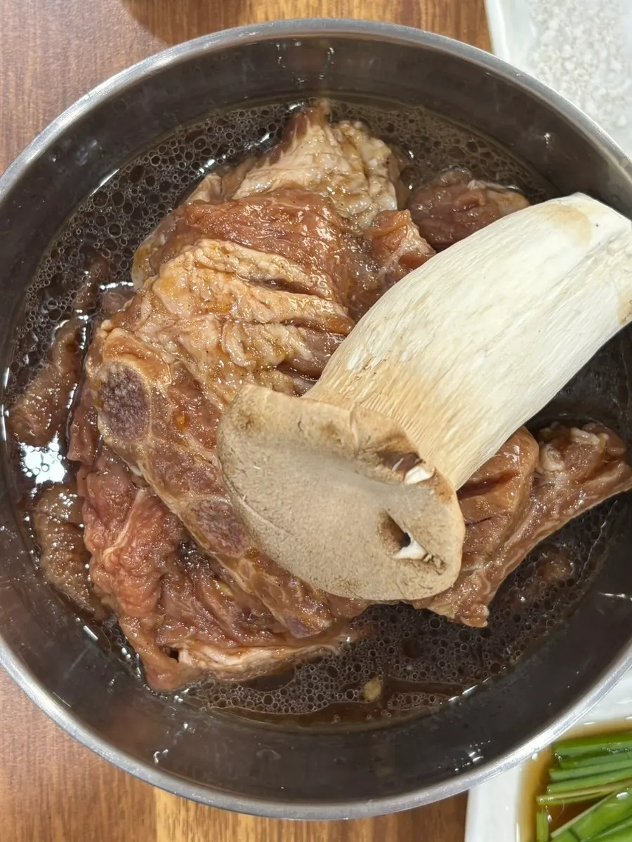 Table setting with 3 servings of Yeoyejeong's marinated ribs