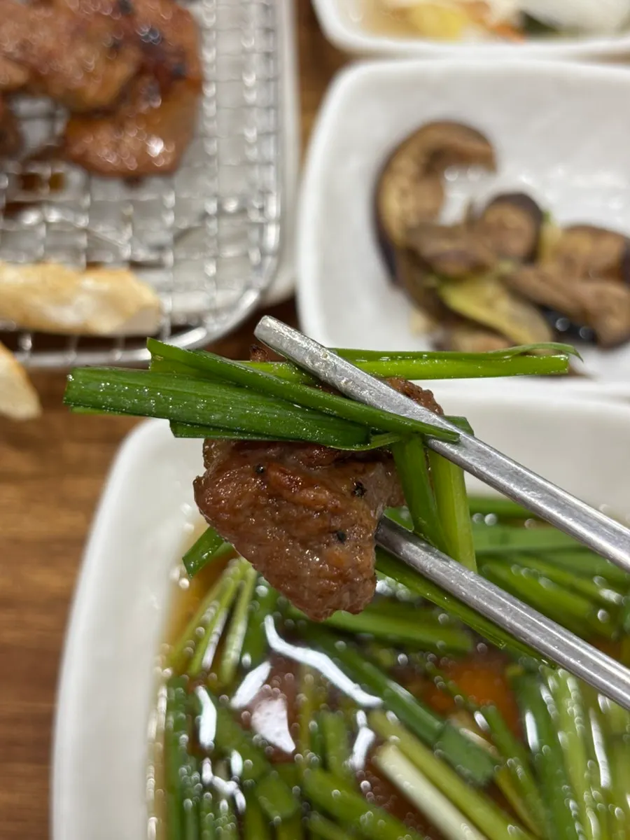 Marinated ribs served with chive side dish