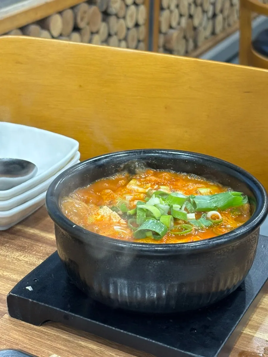 A bowl of Yeoyejeong's kimchi jjigae