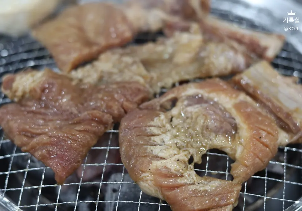 A plate of salt-aged raw meat