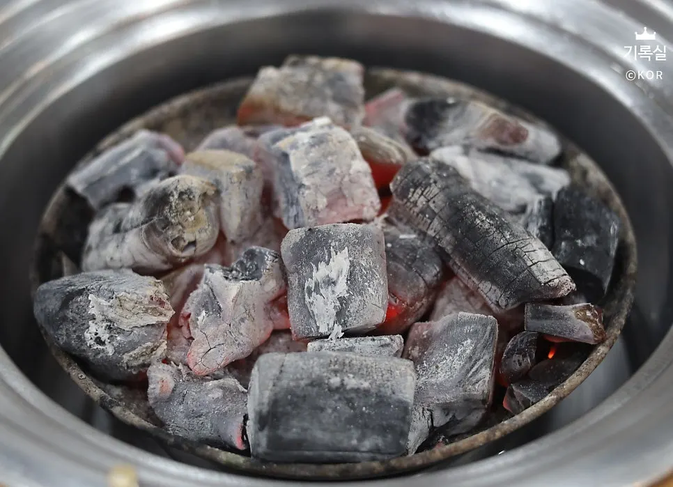 Coffee-wood bijangtan charcoal used at Yeoyejeong