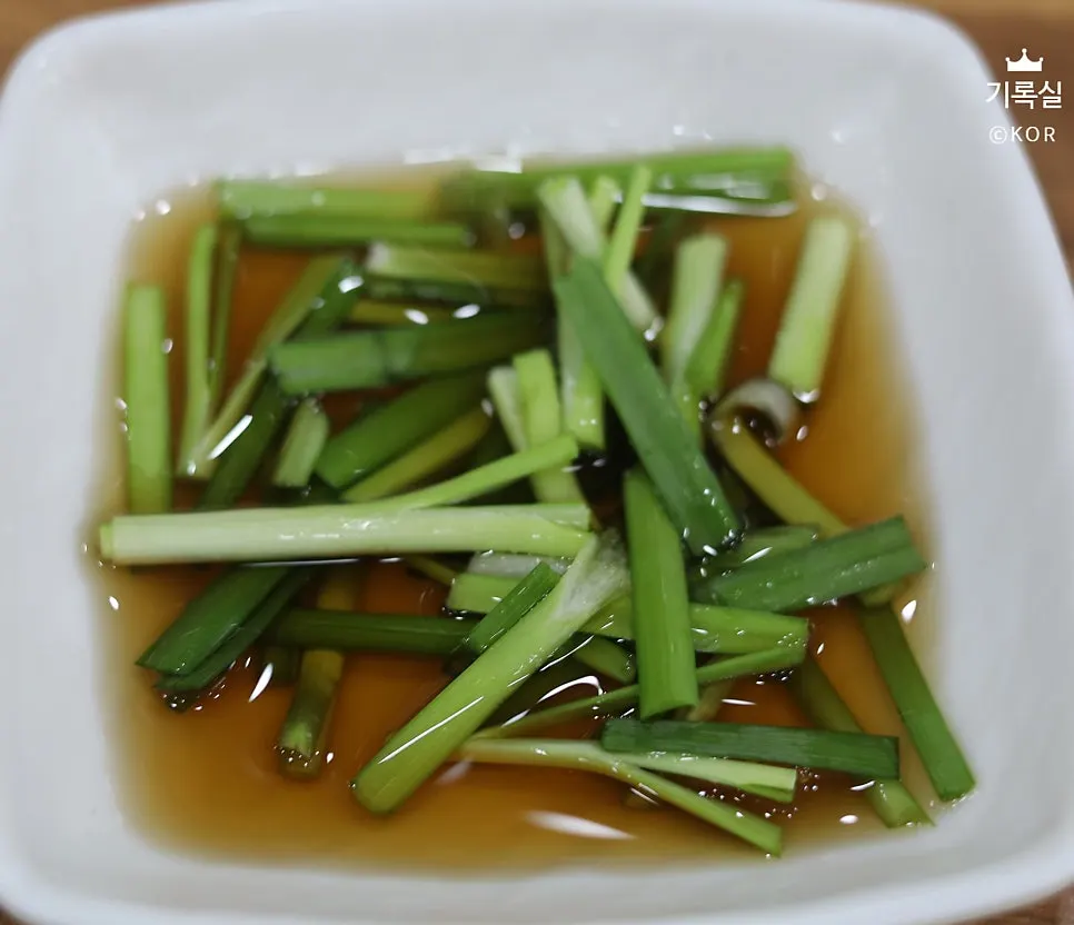 Side dishes at Yeoyejeong with large lettuce leaves