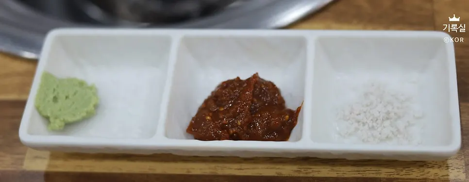 Full spread of side dishes at Yeoyejeong