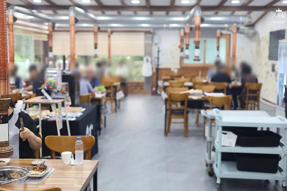 Interior of Yeoyejeong, comfortable for a family meal