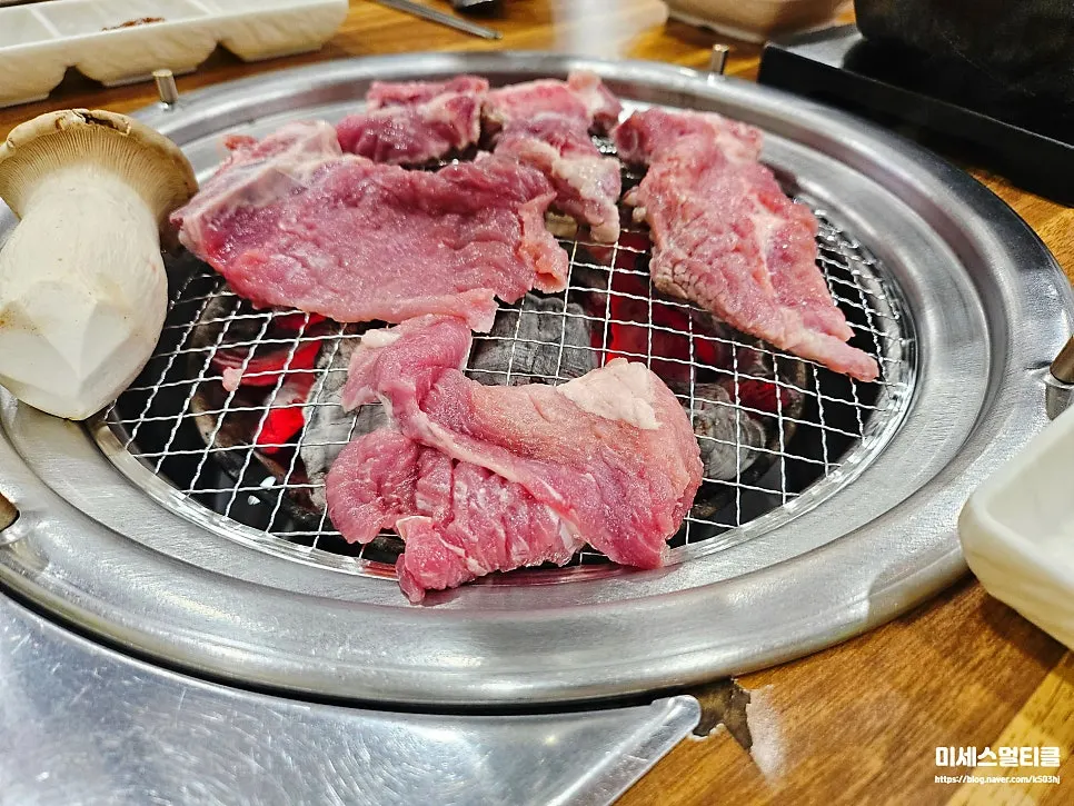 Yeoyejeong's table spread with fresh galbi and side dishes